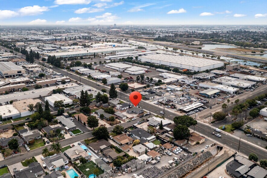 More Photos Of 2283 N Batavia St, Orange Contractor Storage Yard For Sale