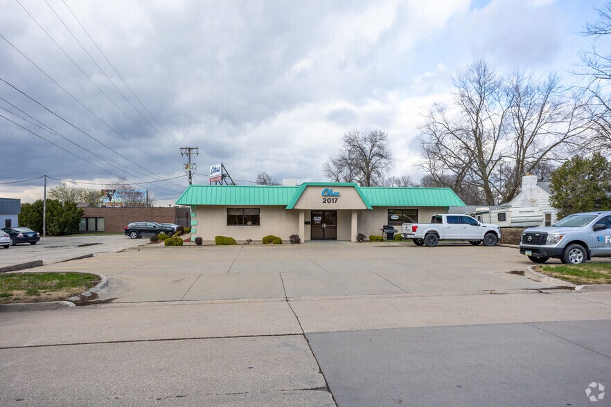More Photos Of 2017 Southlawn Dr, Des Moines Freestanding For Lease