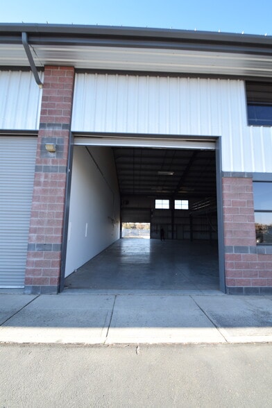 More Photos Of 2121 SW Deerhound Ave, Redmond Manufacturing For Lease