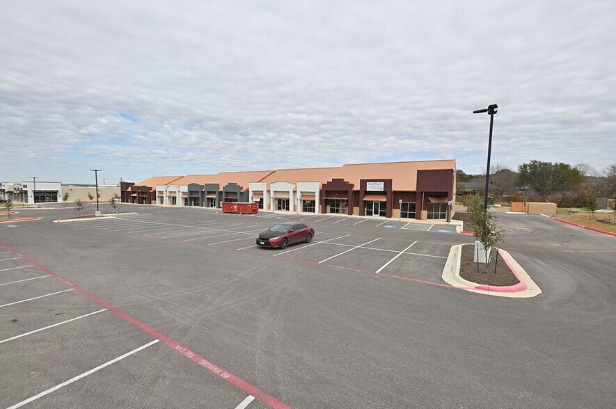 More Photos Of 2009 S Walnut Ave, New Braunfels Storefront For Lease