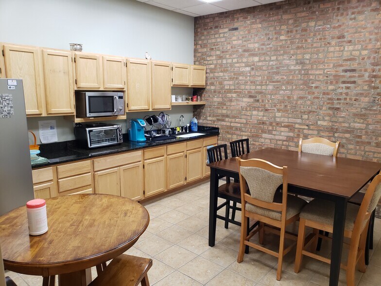 More Photos Of 526 E 114th Pl, Chicago Manufacturing For Lease