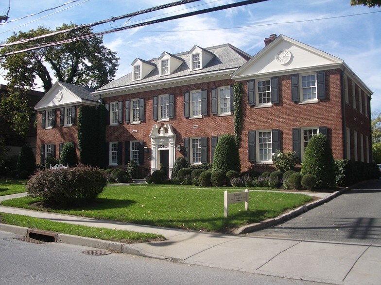Primary Photo Of 88 Field Point Rd, Greenwich Office For Lease