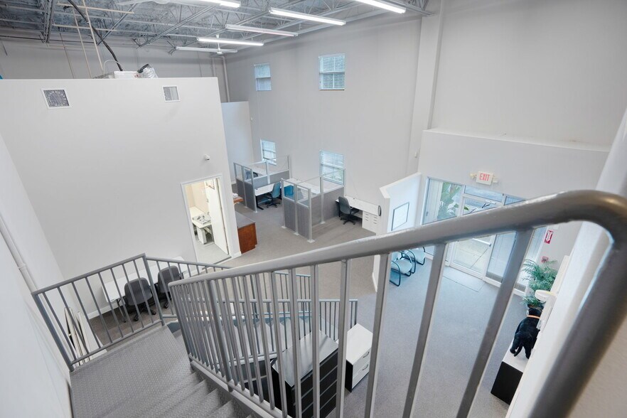 More Photos Of 6341 Porter Rd, Sarasota Light Distribution For Sale