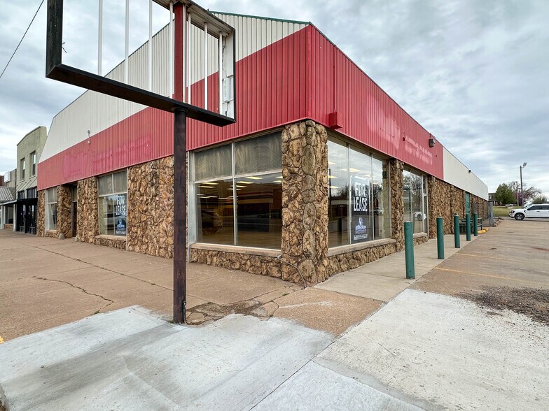 More Photos Of 423 N 7th St, Perry Freestanding For Sale