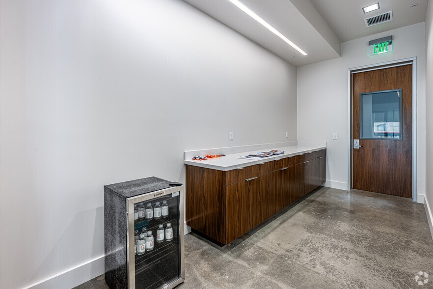 More Photos Of 1175 Aviation Pl, San Fernando Manufacturing For Lease