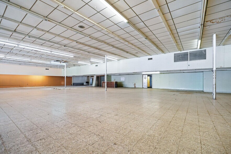 More Photos Of 500-511 E Broadway St, Sweetwater Storefront For Sale