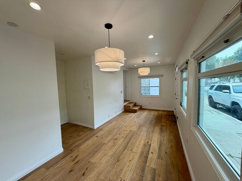 More Photos Of 798 Main St, Venice Storefront Retail Office For Lease