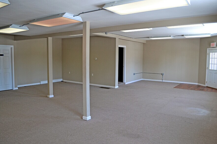 More Photos Of 1830 E B St, Belleville General Retail For Lease