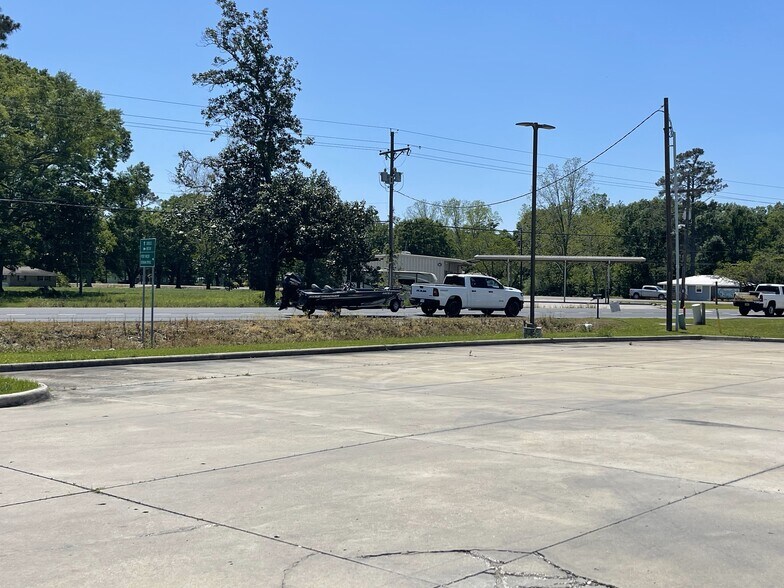 More Photos Of 44034 Highway 429, Saint Amant Freestanding For Lease