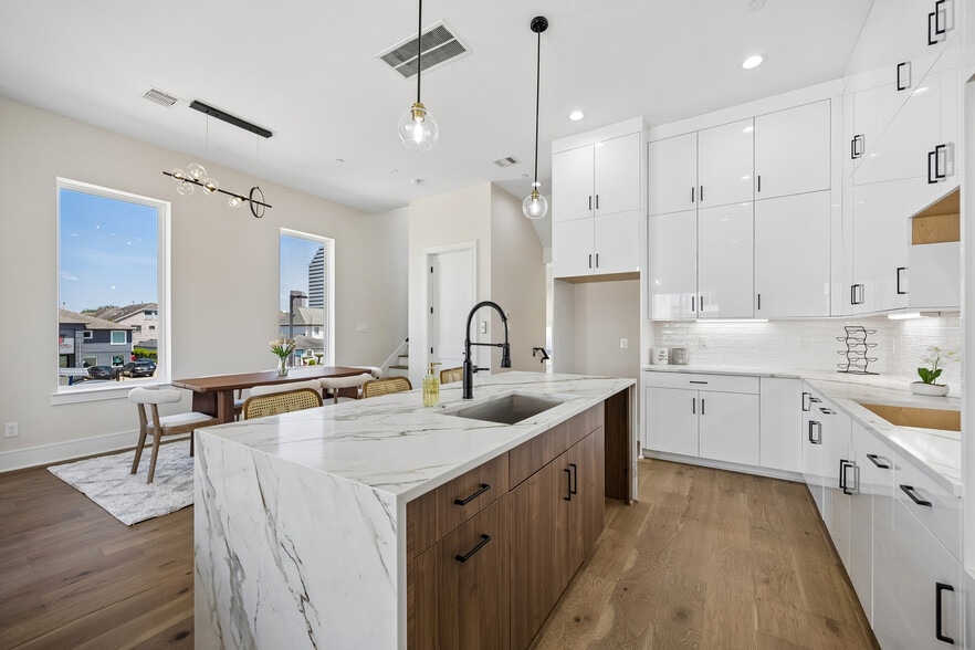 More Photos Of 5821 Winsome Ln, Houston Apartments For Sale