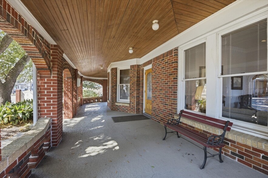 More Photos Of 717 E 1st St, Humble Office Residential For Sale