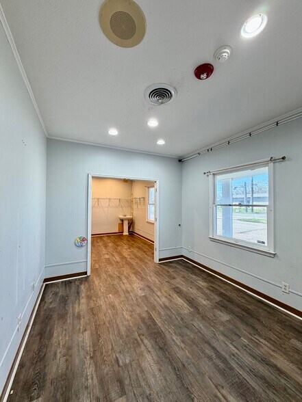 More Photos Of 2131 E 54th St, Indianapolis Office For Sale