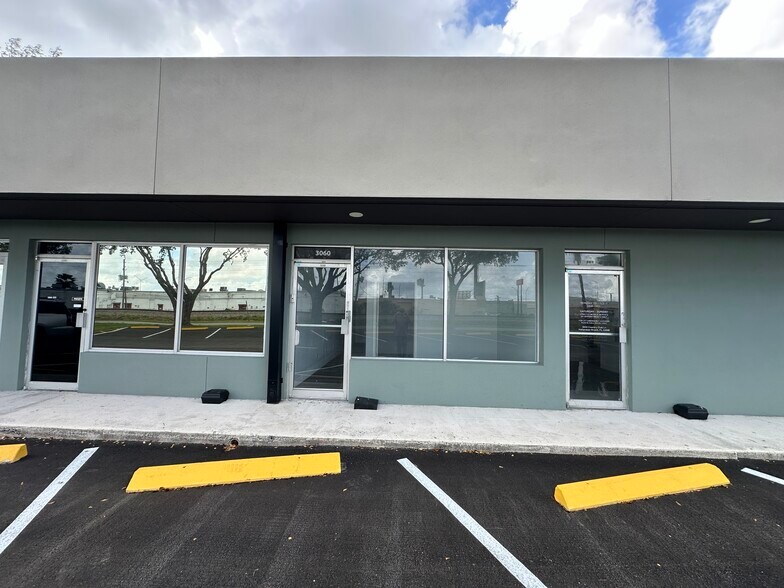 More Photos Of 2900-3050 Country Club Ln, Hallandale Beach Freestanding For Lease