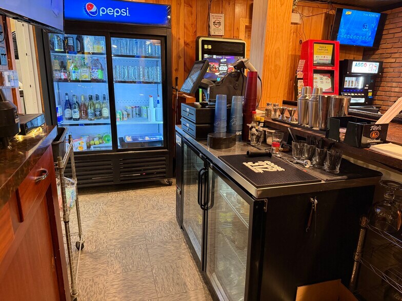 More Photos Of 617 S Washington St, New Paris Bar For Sale