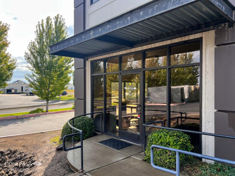 Primary Photo Of 63595 Hunnell Rd, Bend Restaurant For Lease