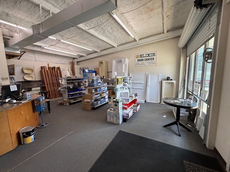 More Photos Of 1601 Spring Dr, Opelika Showroom For Lease