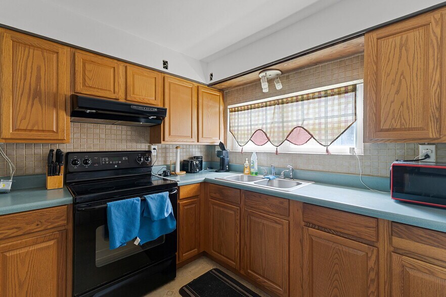 More Photos Of 102 Orange Ave, Edgewater Flex For Sale