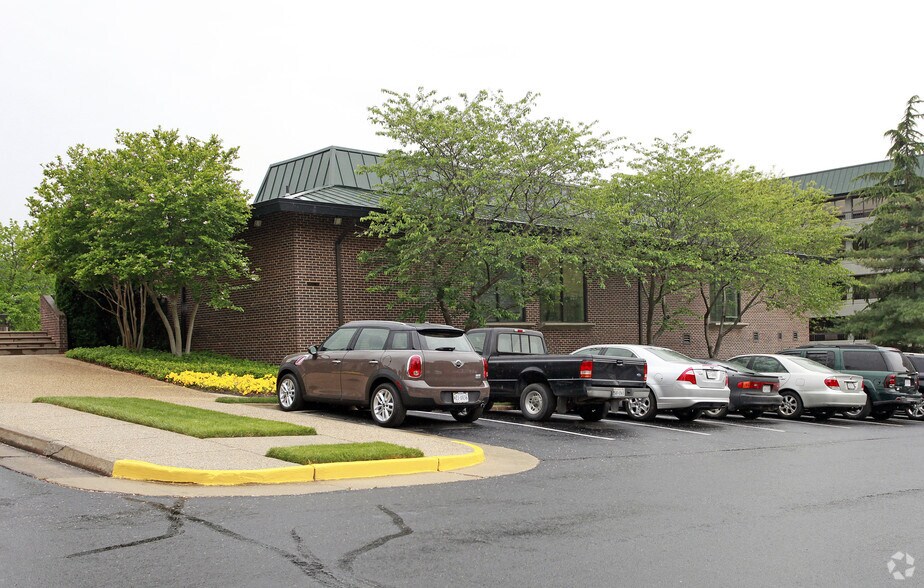 More Photos Of 9846-9848 Main St, Fairfax Office For Lease