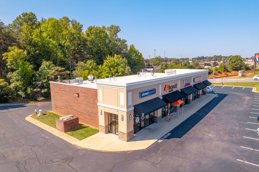 More Photos Of 5529-5559 W Market St, Greensboro Storefront For Lease