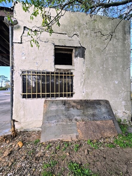 More Photos Of 6610 Highway 6, Hitchcock Freestanding For Sale