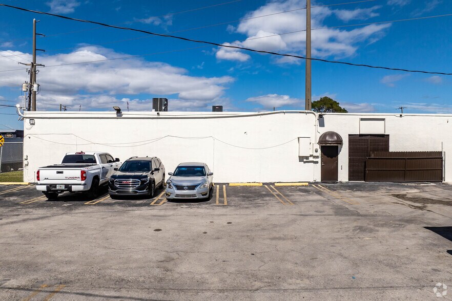 More Photos Of 2223 NW 26th Ave, Miami Warehouse For Lease