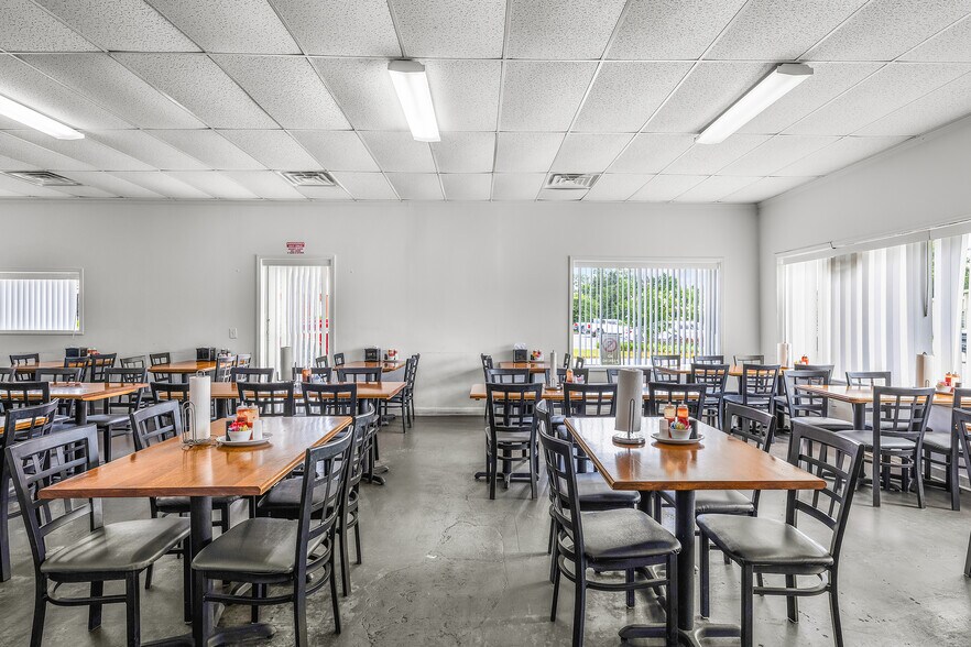 More Photos Of 697 W Cherry St, Jesup Restaurant For Sale