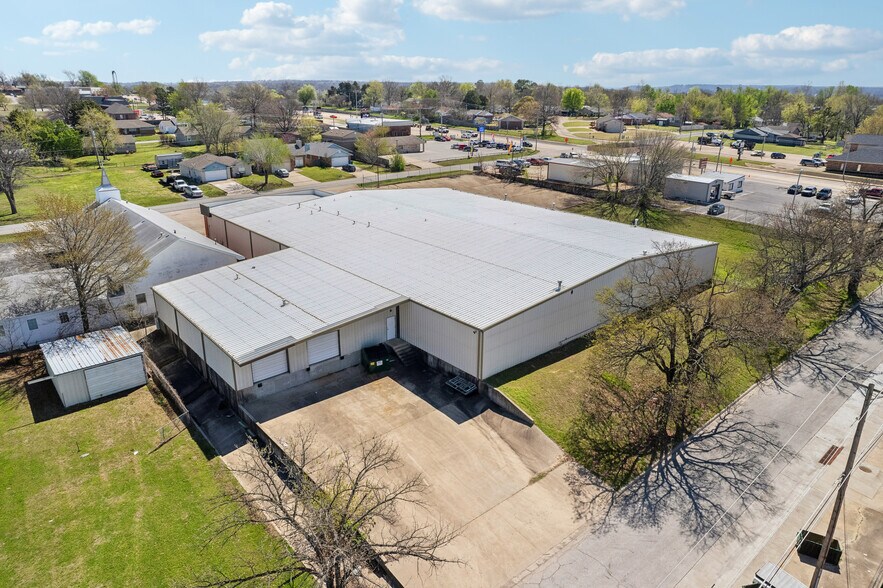 More Photos Of 710 S Adams St, Sapulpa Distribution For Sale