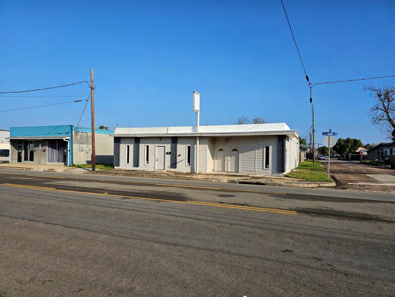 More Photos Of 220 E Texas Ave, Baytown Freestanding For Sale
