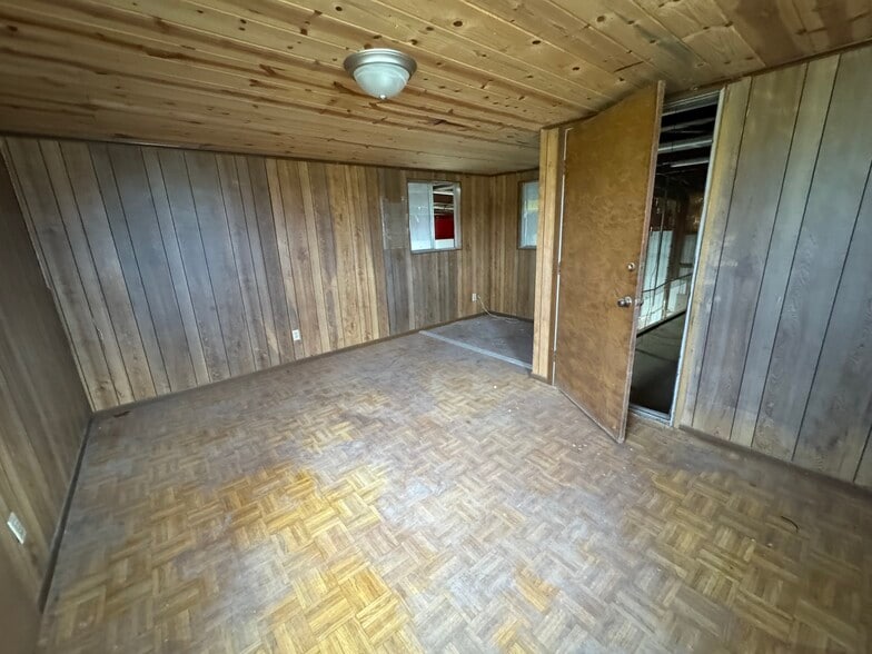 More Photos Of 9182 S US Highway 79, Palestine Service For Sale