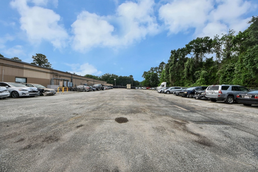 More Photos Of 10814 Woodedge Dr, Houston Warehouse For Sale