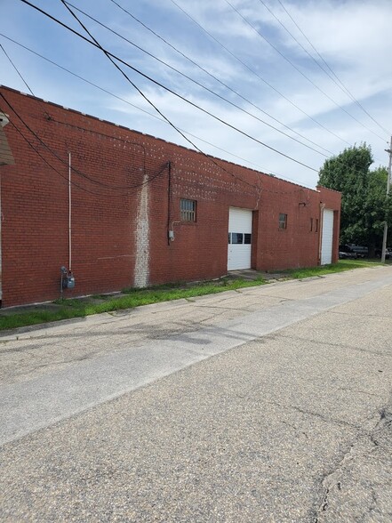 More Photos Of 302 Williams St, Fayetteville Flex For Sale