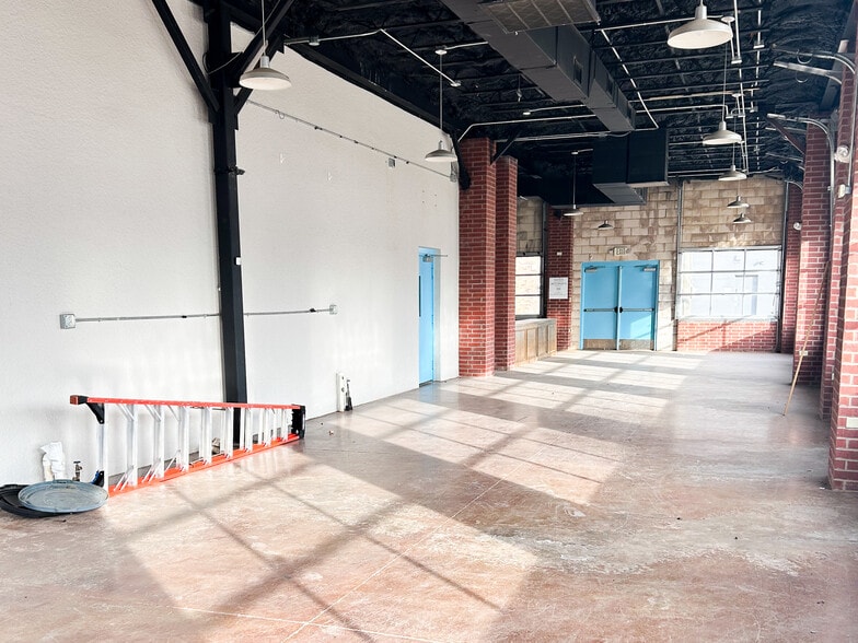 More Photos Of 2420 14th st, Lubbock Office For Lease