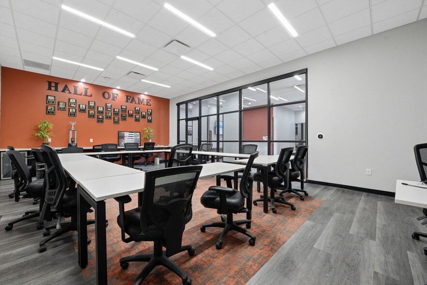 More Photos Of 2929 E 14th Ave, Columbus Showroom For Sale