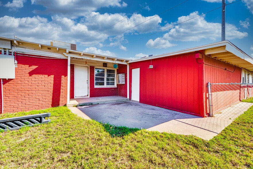 More Photos Of 1005 Austin St, Midland Storefront For Sale