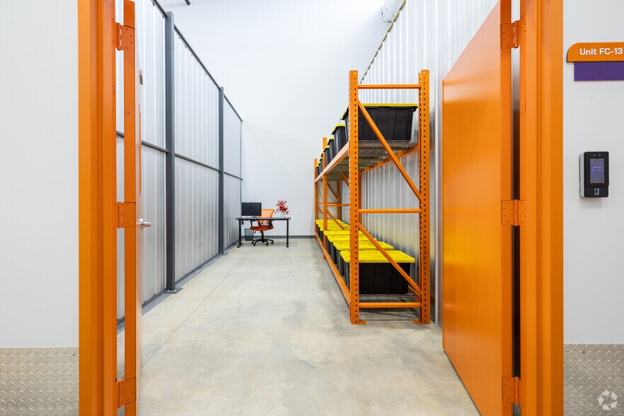 More Photos Of 1027 Outpost Dr, Conroe Showroom For Lease