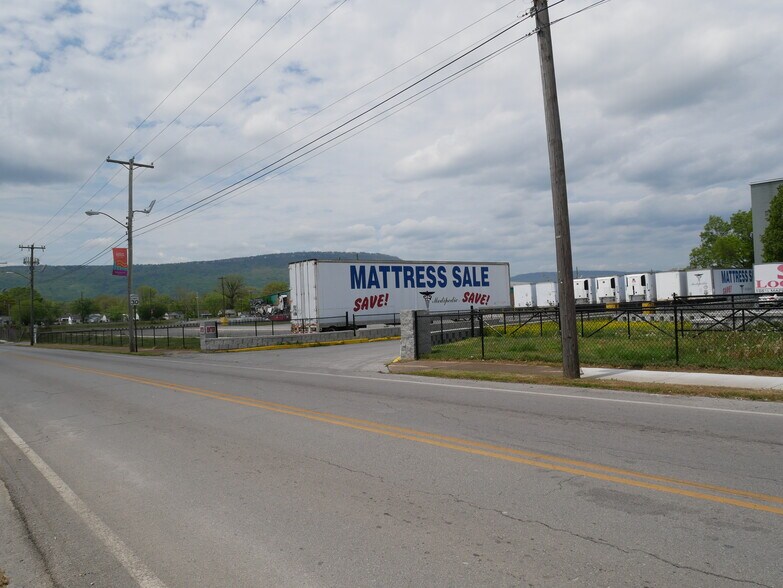 More Photos Of 105 Maple St, Rossville Light Distribution For Lease