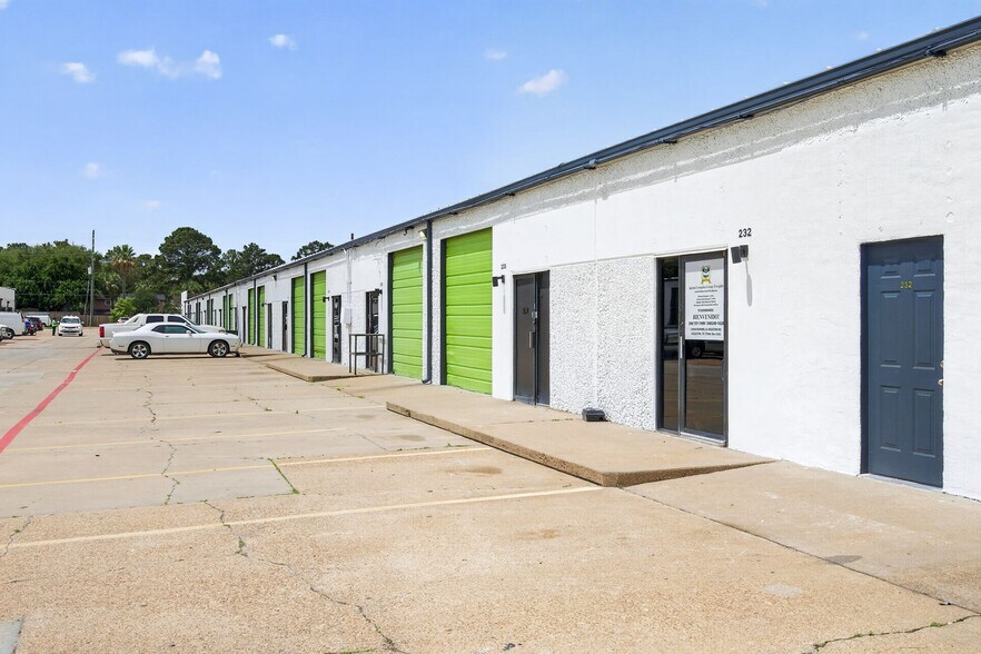 More Photos Of 13940 Bammel North Houston Rd, Houston Unknown For Lease