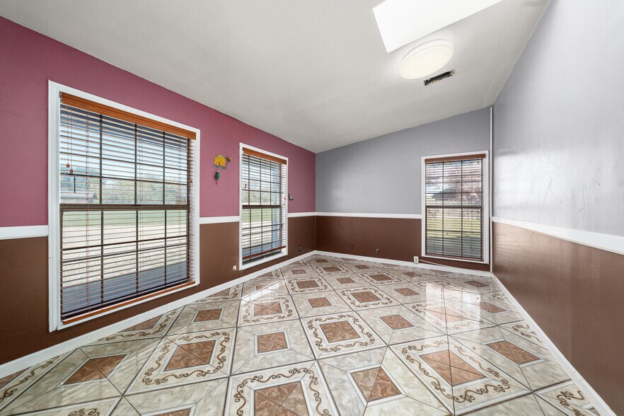 More Photos Of 3715 Bellmead Dr, Bellmead Office For Sale