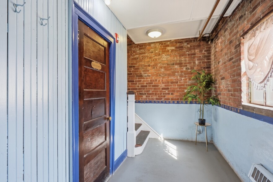 More Photos Of 43 Naubuc Ave, Glastonbury Flex For Sale