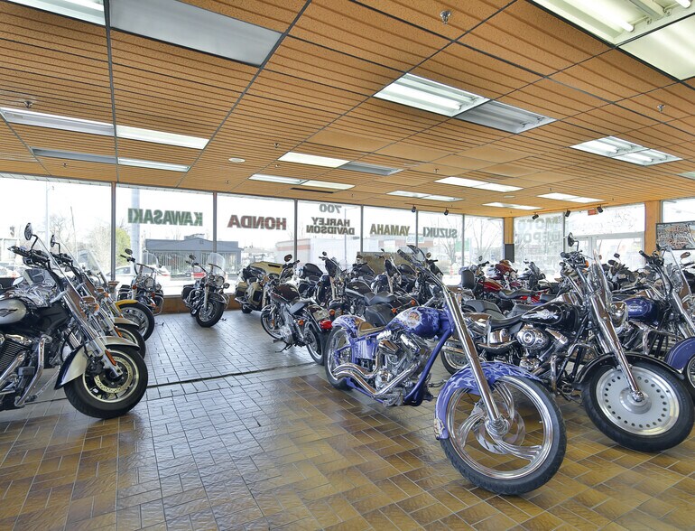 More Photos Of 700 Boul Des Laurentides, Laval Industrial For Lease