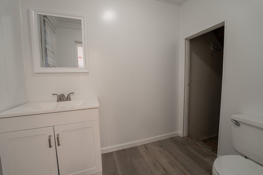 More Photos Of 21-23 Indian Head Rd, Kings Park Storefront Retail Residential For Lease