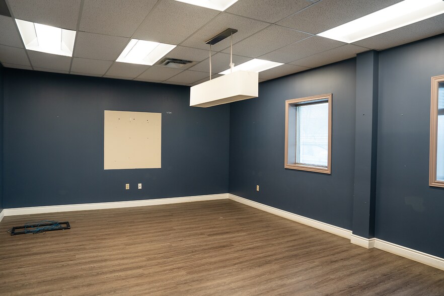 More Photos Of 200 Eastport Blvd, Hamilton Warehouse For Lease