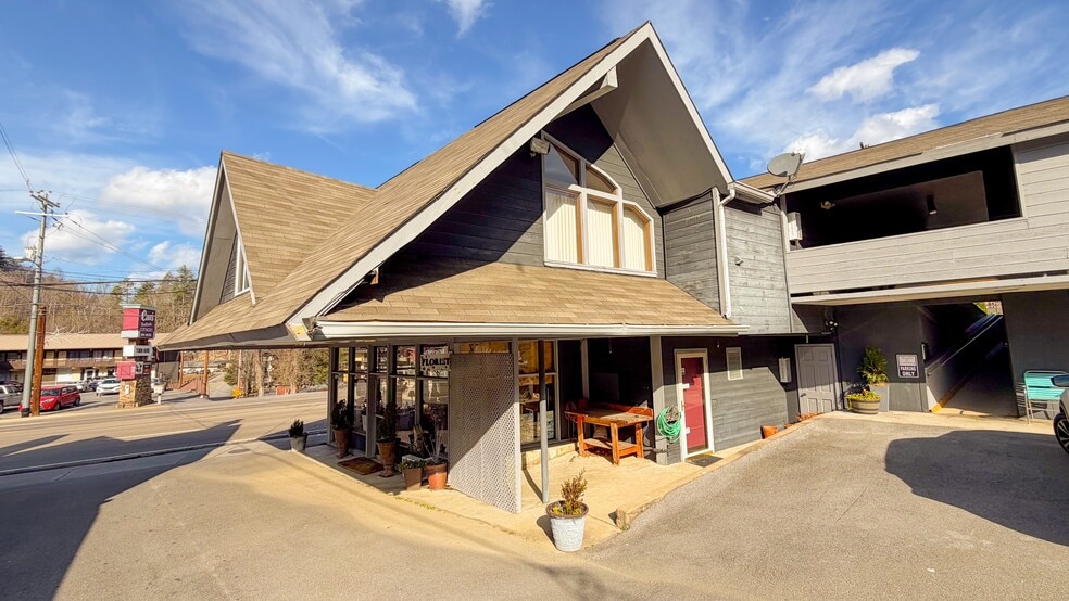 More Photos Of 402 E Parkway, Gatlinburg Apartments For Sale