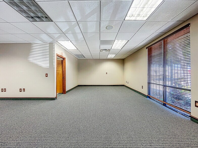 More Photos Of 5421 N 59th St, Tampa Office For Sale