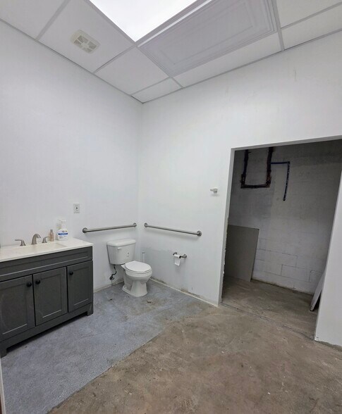 More Photos Of 211 SW Texas Ave, Lawton Warehouse For Sale