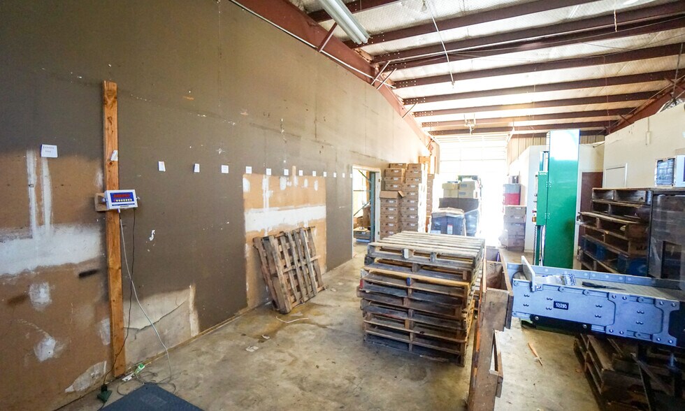 More Photos Of 1500 Chisholm Trail Rd, Round Rock Warehouse For Lease