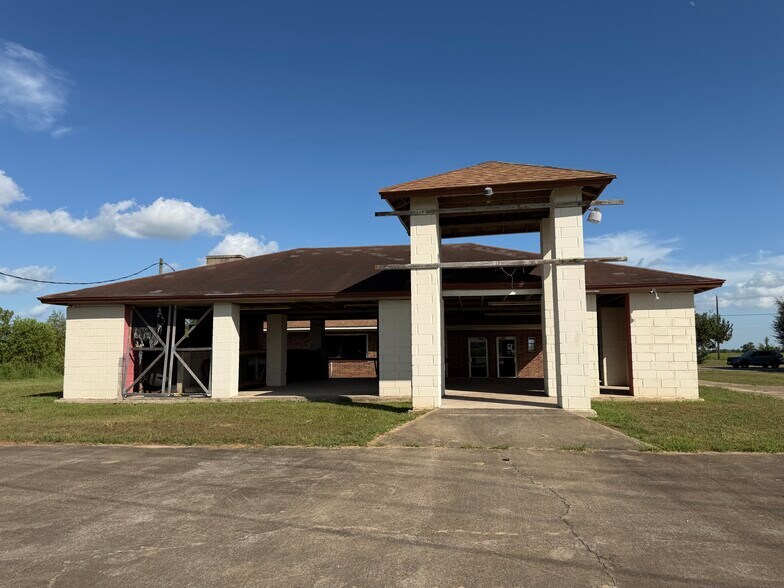 More Photos Of 111 County Road 227, East Bernard Freestanding For Lease