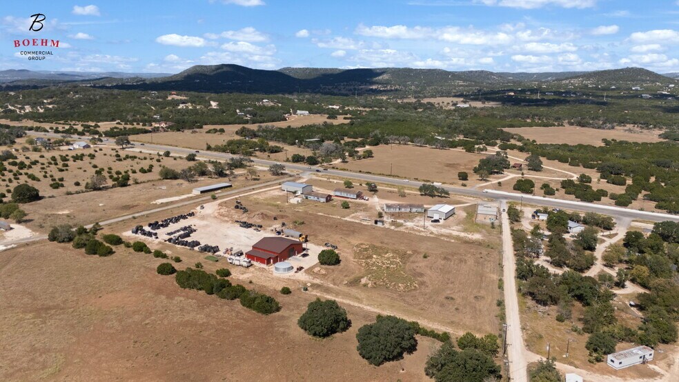 More Photos Of 9106 Highway 16, Pipe Creek Flex For Sale