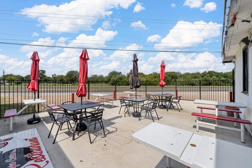 More Photos Of 417 N Lacy Dr, Waco Restaurant For Sale