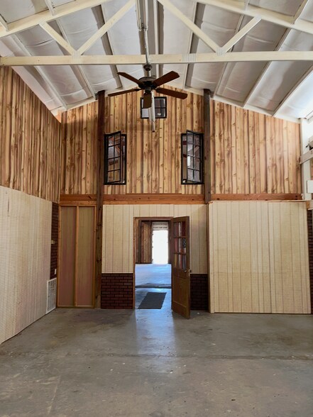 More Photos Of 938 Springdale Dr, Clinton Garden Center For Sale